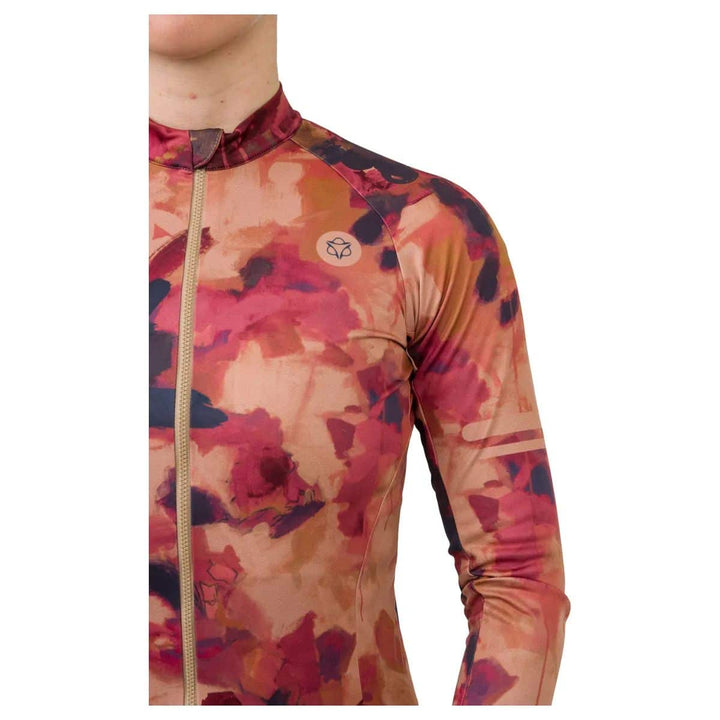 Tricota AGU Trend Oil Flower mujer en uso ciclismo otoño