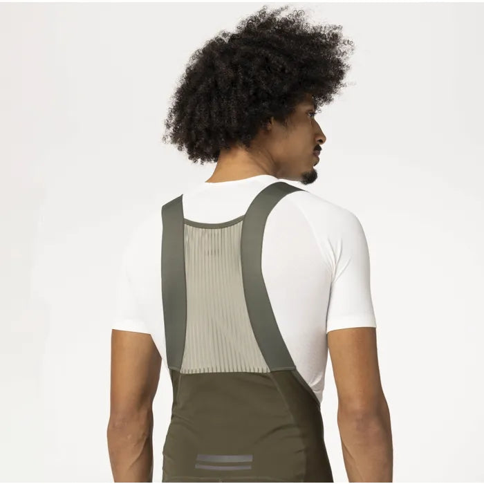 Culotte Gravel AGU Bibshort Venture verde en ciclista sobre bicicleta gravel