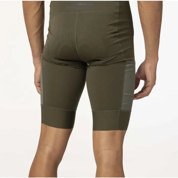 Culotte Gravel AGU Bibshort Venture verde en ciclista, detalle de tirantes