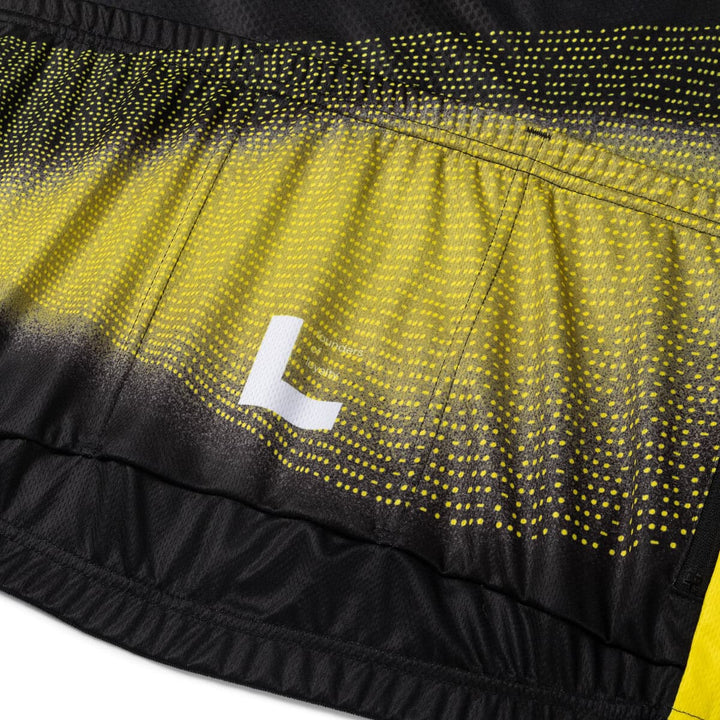 Reflectores y detalles reflectantes en ropa de ciclismo, seguridad en la carretera, aislamiento y protección. Tecnologia avanzada para ciclistas, prendas de alta visibilidad, diseño deportivo y funcionalidad.