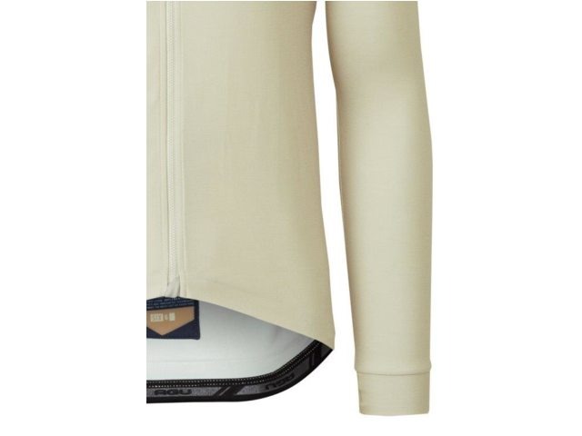 Tricota Manga Larga AGU Merino SIX6 French Oak - detalle cuello y cierre