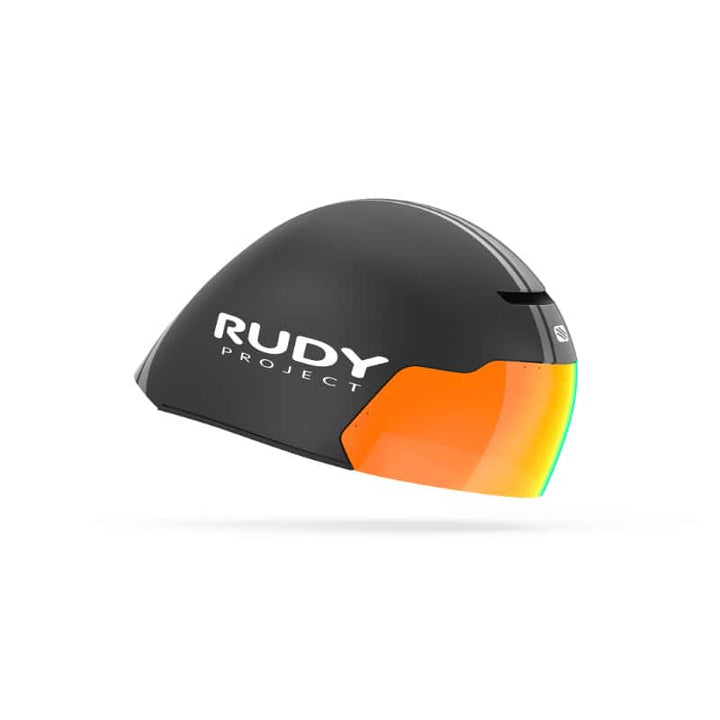 Casco de ciclismo negro con visera y calcomanía reflectante naranja y amarilla, diseñado para protección y estilo en bicicletas de ruta y mountain bike.