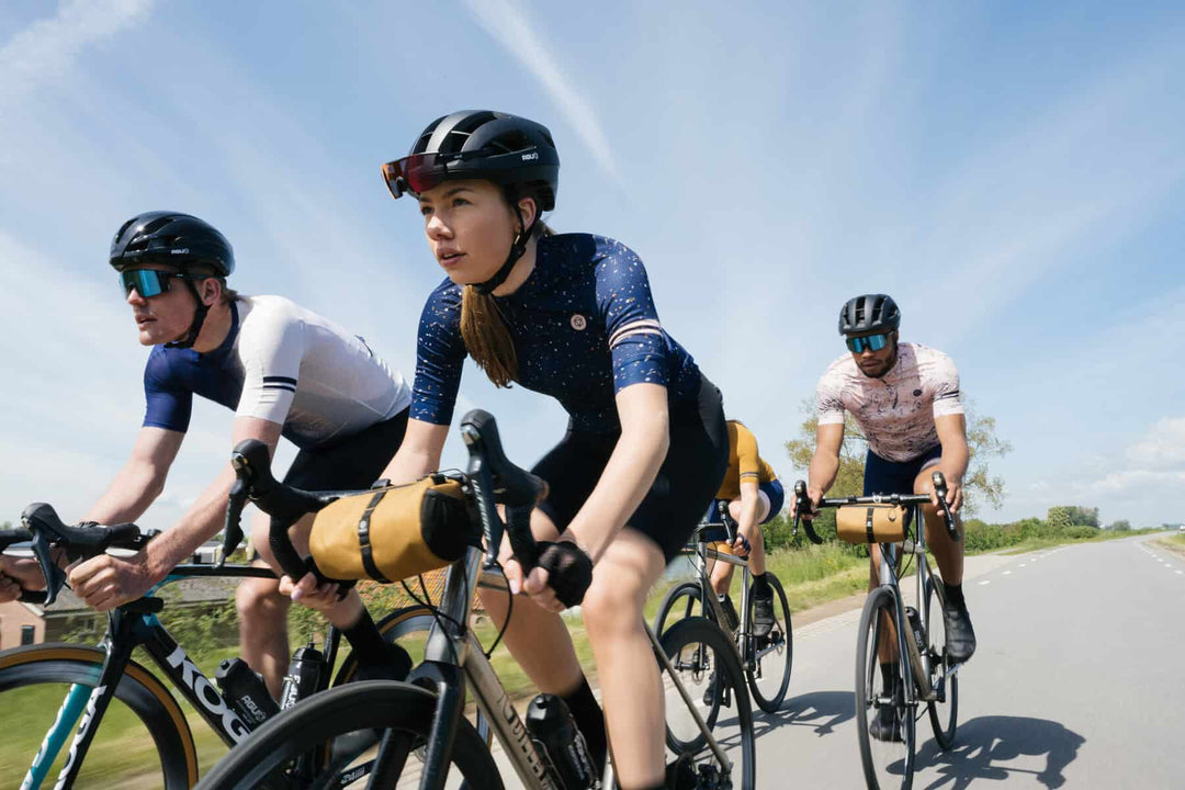 Tricota AGU Floral Cream mujer en uso ciclismo ruta