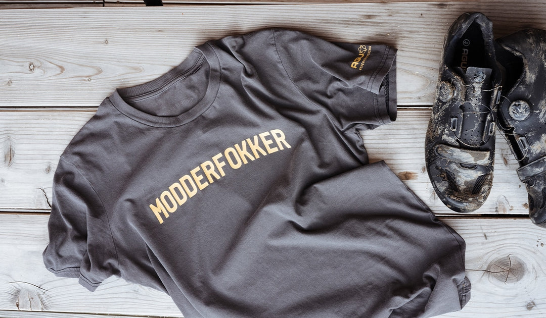 Polera AGU Modderfokker en uso casual lifestyle ciclista