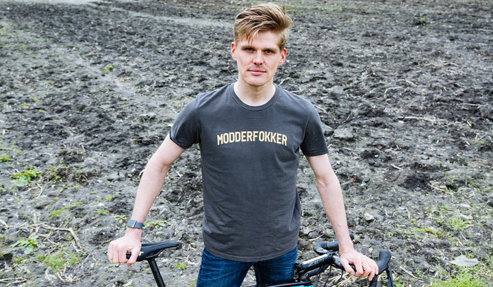 Polera AGU Modderfokker detalle gráfico espíritu gravel