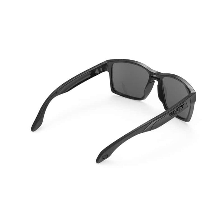 Gafas deportivas de ciclismo con lentes polarizados, ideales para protección solar en rutas y competiciones. Diseño aerodinámico, ajustable y ligero para comodidad durante largas distancias.