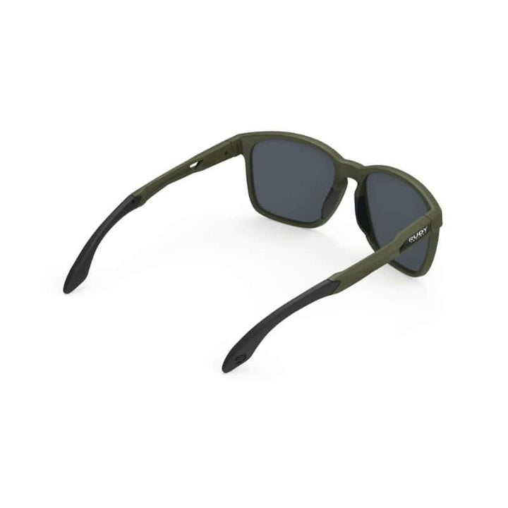 Gafas deportivas de ciclismo con lentes oscuros y marco resistente, ideal para protección solar durante paseos en bicicleta.