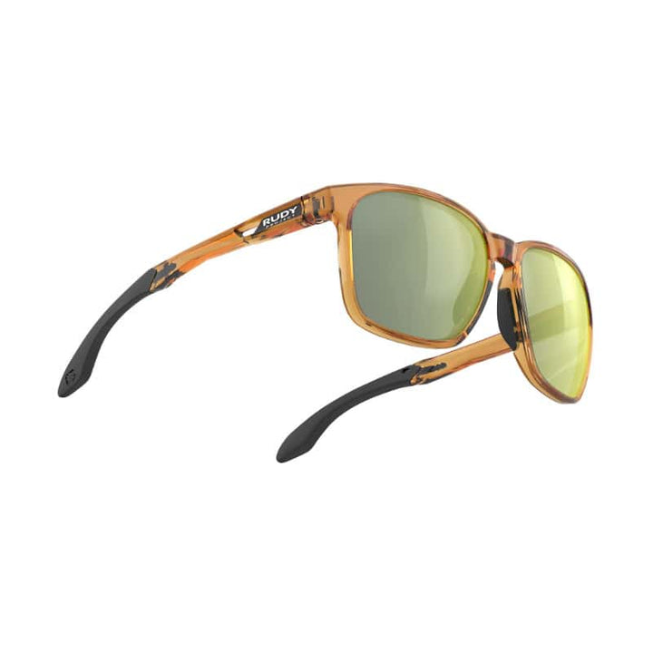 Gafas de sol deportivas con marco color ámbar y lentes reflectantes verdes, ideales para ciclismo y actividades al aire libre, combinando estilo y protección ocular.