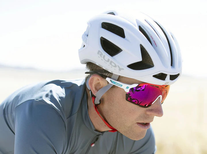 Ciclista usando casco Rudy Project EGOS en ruta con calce estable y ergonómico