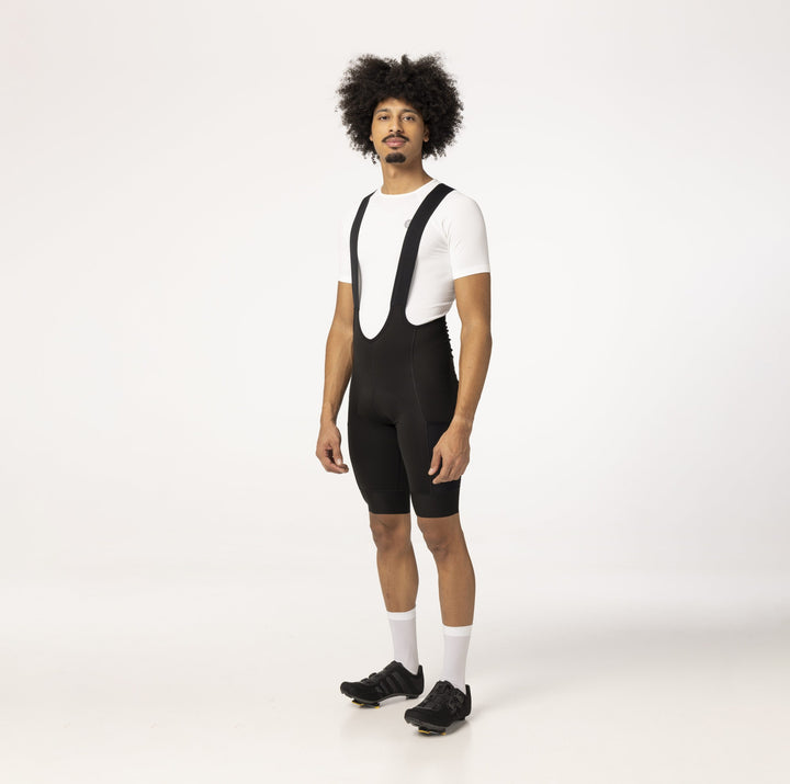 Ciclista con el Culotte Gravel AGU Bibshort Venture negro en ruta de gravel
